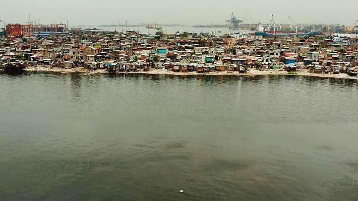 아시아 거리 주택 동양인 사람없음 야외 건물 강 도시풍경 환경 도시 오염 도심 쓰레기 폐기물 오두막 플라스틱 가난 사회이슈 해안도시 지역 포트 타운 낭비 빈민가 생태학 소셜 옛날 인구 조감도 판잣집 혼란 4K MOV 해외동영상 클립영상 건축물 교육 나라 컨셉 재질 인종 풍경 동영상 파일형식