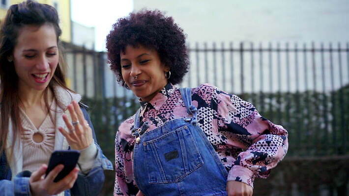 백인 라이프스타일 여자 관계 청소년 무선통신 함께함 대화 미소 손짓 20대 야외 두명 캐주얼 스마트폰 핸드폰 유행 이탈리아 우정 도시 전화기 시티라이프 통화 나눔 밀라노 성인여자만 힙스터 혼혈 남유럽 4K MOV 해외동영상 클립영상 서양인 옷 패션 유럽 컨셉 통신 모션 표정 말하기 사람 청년 생활 친구 전자제품 스마트기기 다문화 동영상 여자만 성인만 파일형식