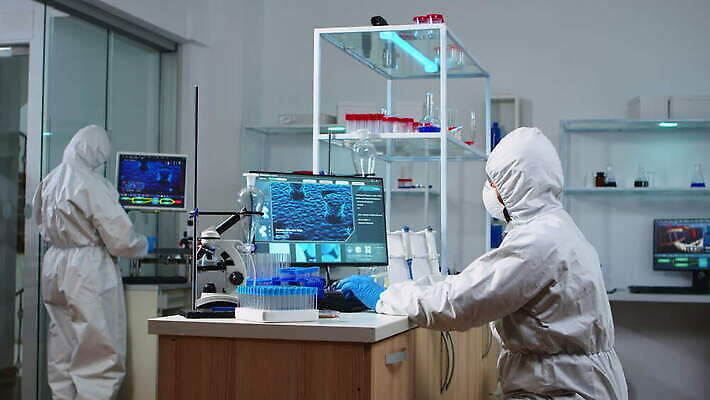 직업 안경 과학 건강 현미경 실험 작업복 가면 사람없음 치료 약 장비 의사 엔지니어 실험실 바이러스 보호 질병 생명공학 보호장비 연구원 과학자 분석 직원 생물학 하이테크 미생물 혁명 개발 백신 전염병 화학자 코로나바이러스 4K MOV 해외동영상 클립영상 잡화 옷 교육 컨셉 의학 생물 기술 실험기구 의료진 기술자 동영상 학자 파일형식