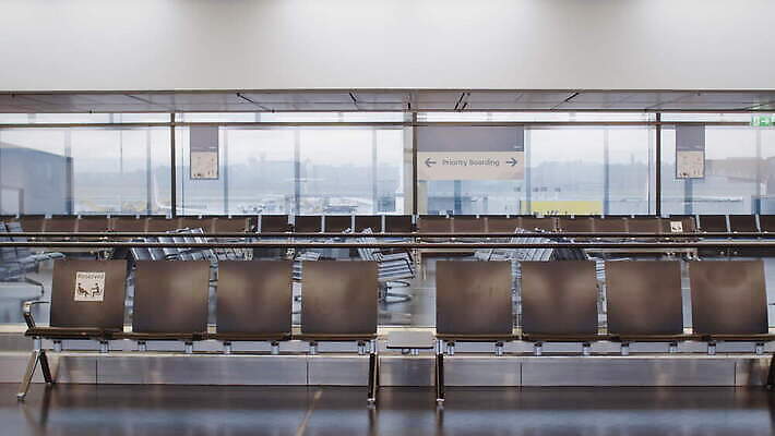 시계 여행 의자 비즈니스 창문 휴식 거리 실내 안전 사람 사람없음 내부 건물 침묵 휴게실 기다림 비엔나 오스트리아 바이러스 보호 공항 출발 번짐 지역 승객 예약 터미널 스타일 코로나바이러스 사회적거리두기 비어있는 4K MOV 해외동영상 클립영상 건축물 유럽 캠페인 가구 컨셉 교통시설 모션 소리 동영상 파일형식 효과