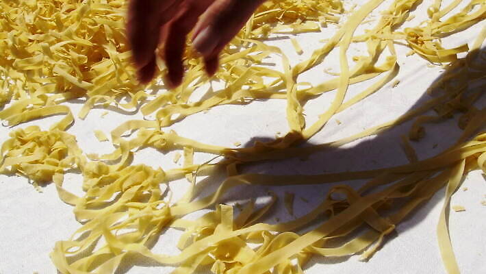 손 줄 음식 빵 탁자 주택 건조 파스타 건강 스파게티 사람없음 햇빛 노란색 이탈리아 면 업무 수프 자르기 시리얼 반죽 밀가루 라비올리 라자냐 마카로니 이스트 핸드메이드 토르텔리니 4K MOV 해외동영상 클립영상 유럽 컬러 가구 모션 서양음식 건물 신체부위 태양 작업 이탈리아음식 가루 동영상 파스타면 파일형식