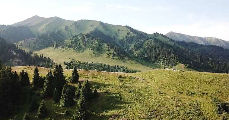 남자 스포츠 여행 자국 자연 하늘 아침 산 안테나 한명 사람 성인 달리기 햇빛 태양 여행객 걷기 일출 일몰 새벽 산책 트래킹 캠핑 하이킹 자유 정상 숲 탈출 언덕 내추럴 항공촬영 드론 산악가 절정 4K MP4 해외동영상 클립영상 주간 자연요소 1 뷰포인트 컨셉 통신 모션 레저 휴식 노을 생태계 동영상 파일형식