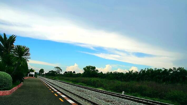 나무 식물 구름 공공시설 산업 아시아 선 여행 비즈니스 건축양식 교통시설 태국 하늘 바람 거리 사람 사람없음 야외 건물 기찻길 기차 화물 도시 시간 역 교차로 출퇴근 지역 승객 일반 단상 루트 방법 선로 옛날 철강 비어있는 타임랩스 MP4 해외동영상 클립영상 자연요소 건축물 건축 나라 길 육상교통 교통 날씨 대중교통 촬영기법 운송업 시설 동영상 파일형식
