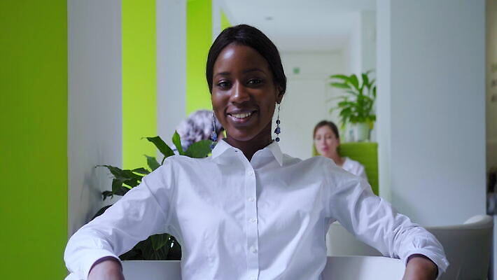 응시 여자 셔츠 티셔츠 비즈니스 사업가 청소년 작업복 한명 미소 웃음 앉기 20대 세명 사무실 이탈리아 비즈니스우먼 우아함 만족 개성 단아함 밀라노 성인여자한명만 남유럽 4K MOV 해외동영상 클립영상 직업 1 시선 옷 감정 유럽 컨셉 상의 모션 표정 사람 청년 직장인 동영상 여자한명만 성인여자만 파일형식