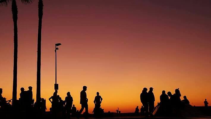 라이프스타일 남자 실루엣 스포츠 바다 여행 백그라운드 오렌지 휴가 거리 사람 경사 사람없음 여름 태양 노란색 일출 미국 일몰 에너지 스케이트 스케이트보드 사발 도심 소프트포커스 속도 캘리포니아 베네치아 스케이터 스케이트장 로스앤젤레스 스타일 카피스페이스 4K 산타모니카 MP4 해외동영상 클립영상 자연요소 계절 스포츠용품 컬러 북아메리카 과일 스포츠시설 운동선수 촬영기법 생활 노을 이탈리아 공백 도시 보드_스포츠 사기그릇 동영상 파일형식