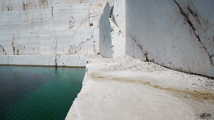 산업 호수 자연 하늘 표면 산 사람없음 야외 노란색 환경 금속 힘 기계 블록 장비 흰색 업무 오픈 바퀴 큼 발굴 날것 대리석 무거움 내추럴 개발 마케도니아 지질학 채석 추출 화강암 4K MOV 해외동영상 클립영상 교육 컬러 재료 재질 암석 작업 무게 크기 생태계 동영상 파일형식 남유럽