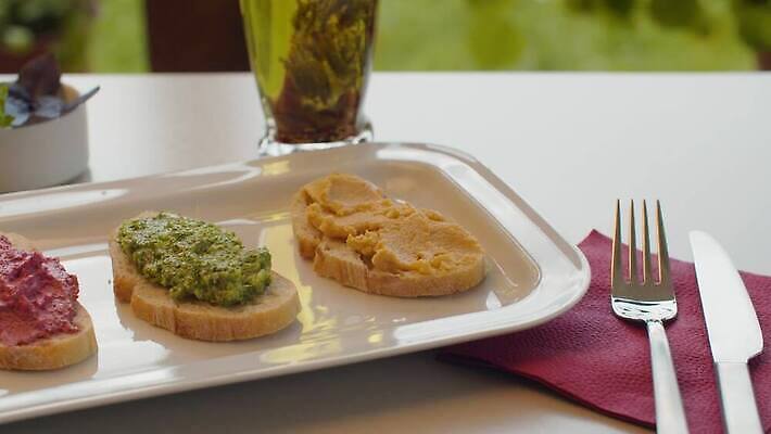 라이프스타일 접시 음식 빵 백그라운드 다이어트 채소 자연 탁자 샌드위치 건강 사람없음 야외 목재 초록색 여름 정원 식사 신선 맛 아침식사 지중해 유기농 토스트 비타민 아보카도 브루스케타 비트 채식주의자 비건 맛있는 페스토 4K MOV 해외동영상 클립영상 나무 식기 웰빙 계절 바다 컬러 가구 컨셉 과일 재료 생활 소스_음식 생태계 채식 동영상 영양소 파일형식