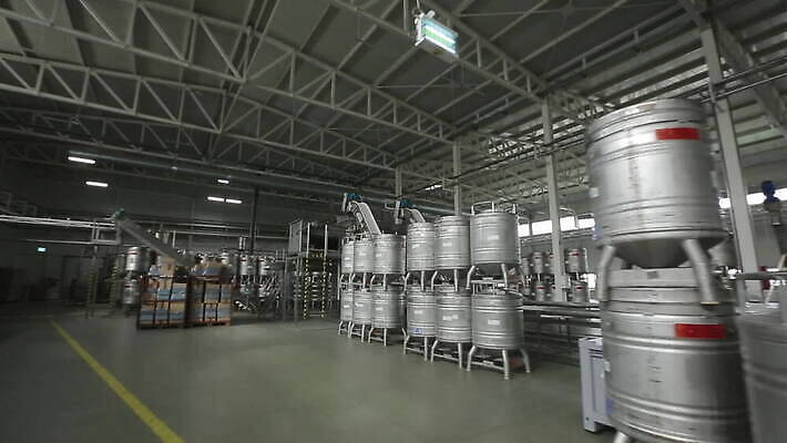 산업 음식 공장 선반 맥주 통 사람없음 내부 건물 상자 금속 화물 알코올 팔레트 기름 컨테이너 천 창고 탱크 연료 수납 짐차 신발장 철강 화학물질 많음 유체 MOV 해외동영상 클립영상 건축물 가구 컨셉 공업 자동차 재질 주류 운송업 직물 화학 동영상 파일형식