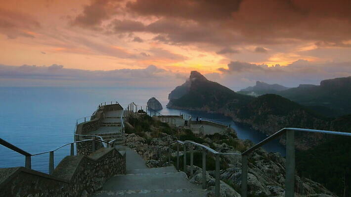 바다 자연 사람없음 야외 관광지 평화 암석 스페인 단계 웅장함 철책 헤드랜드 4K 락다운 MOV 해외동영상 클립영상 유럽 여행 컨셉 돌_바위 생태계 동영상 파일형식