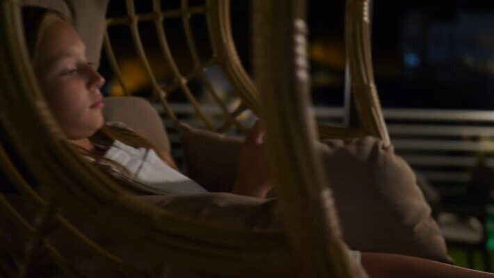 백인 여자 어린이 바다 쿠션 의자 휴가 휴식 매달리기 한명 사람 앉기 야외 10대 스마트폰 핸드폰 바구니 평화 웹 황혼 카페 자유 발코니 서핑 야간 저녁 스마트 그네 휴양지 짜임 세대 등나무 MOV 해외동영상 클립영상 자연요소 서양인 나무 1 가구 컨셉 인터넷 모션 청소년 전자제품 스마트기기 상점 일몰 장소 수상스포츠 동영상 파일형식