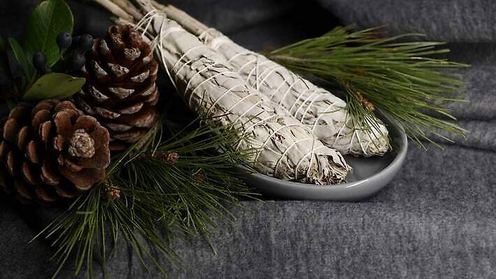 요가 휴식 여러명 사람없음 장식 미국 고요 마법사 흰색 의식 원주민 샌들 신비 인도인 청소 허브 보따리 향기 캘리포니아 아로마테라피 테라피 내추럴 연소 세이지 자연요법 초능력 4K MP4 해외동영상 클립영상 외국인 식물 웰빙 컬러 다수 신발 컨셉 북아메리카 사람 동양인 뷰티 아프리카인 냄새 동영상 파일형식