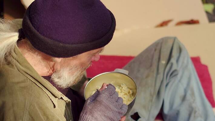 거리 주택 돌담 한명 사람 앉기 야외 옆모습 추위 마시기 좌절 쓰레기 가난 먹기 버리기 문제 판지 거지 구걸 노숙자 우울증 헬프 자선단체 4K MP4 해외동영상 클립영상 1 감정 뷰포인트 컨셉 모션 건물 담장 돌_바위 도움 그룹 질병 동영상 자선 파일형식