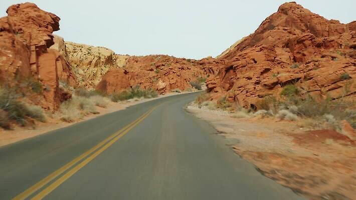 도로 여행 오렌지 자동차 유리 산 건조 풍경 사람없음 빨간색 갈색 미국 운전 사막 고속도로 황무지 분위기 인도인 탈출 부식 안심 애리조나 랜드마크 루트 방법 벌거벗은 자동 특별함 화성 불모지 4K MP4 해외동영상 클립영상 외국인 길 육상교통 컬러 컨셉 북아메리카 과일 교통시설 모션 재질 육류 동양인 행성 동영상 파일형식