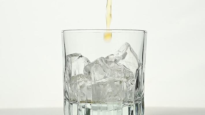 1 라이프스타일 문화 음료 로우앵글 백그라운드 유리 사람없음 옆모습 얼음 마시기 흰색 알코올 칵테일 바 투명 붓기 닫기 떨어짐 가득함 큐브 상쾌 암초 쏟아짐 고립 버번 브랜디 위스키 스플래쉬 카피스페이스 MOV 해외동영상 슬로모션 클립영상 자연요소 감정 뷰포인트 컬러 컨셉 모션 재질 주류 촬영기법 생활 공백 동영상 파일형식