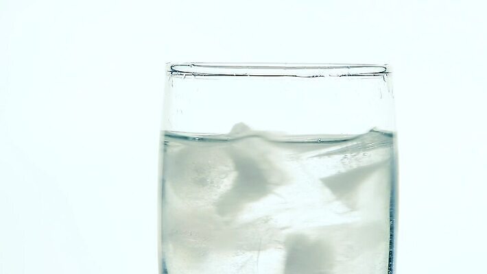 음료 백그라운드 모션 유리 표면 요리 사람없음 옆모습 물 파란색 얼음 거품 추위 흰색 신선 액체 가장자리 닫기 가득함 순수 큐브 속도 상쾌 회전 각도 서빙 가스 느림 MOV 해외동영상 클립영상 자연요소 감정 뷰포인트 컬러 컨셉 재질 둘레 동영상 파일형식