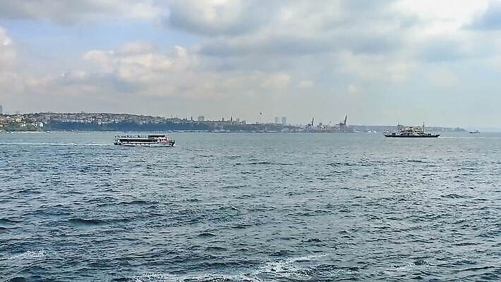 실루엣 유럽 아시아 바다 여행 비즈니스 교통시설 하늘 휴가 이스탄불 뿔 항해 풍경 사람없음 야외 물 여름 파란색 도시풍경 여행객 화물 흰색 도시 만 보트 황금 큼 크루즈 대륙 함선 승객 칠면조 랜드마크 보스포루스 MOV 튀르키예 해외동영상 클립영상 자연요소 계절 나라 컬러 교통 배_교통 조류 촬영기법 사람 운송업 크기 시설 동영상 파일형식