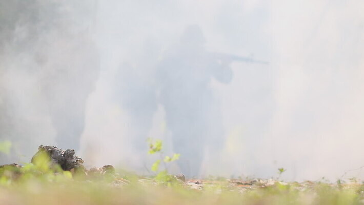 남자 무기 밭 배낭 자연 불 경비 여러명 야외 달리기 태양 미국 힘 군인 총 안개 소나무 수술 연기 보호 숲 헬멧 공격 충돌 군용 싸움 전쟁 장면 육군 변장 병정 전쟁터 적 특공대 해병대 MOV 해외동영상 클립영상 자연요소 나무 직업 다수 컨셉 북아메리카 농업 가방 의학 모션 날씨 군대 안전 사람 치료 보호장비 생태계 동영상 국군 특수부대 파일형식