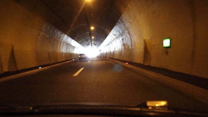 도로 길 선 여행 백그라운드 이동 모션 자동차 유리 추상 조명 산 거리 사람없음 빛 어둠 운전 차도 레이싱 도시 고속도로 운전사 터널 전철 소프트포커스 아스팔트 탈출 속도 장면 포인트 과속 블러 자동 파라다이스 1인칭시점 MOV 해외동영상 클립영상 레이스천 직업 시선 육상교통 컨셉 무늬 교통시설 재질 대중교통 촬영기법 시합 금융 직물 동영상 파일형식