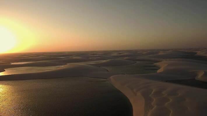 공원 호수 모래 여행 자연 하늘 건조 파노라마 국립공원 사람없음 가로 초록색 물 파란색 태양 여행객 평화 미국 일몰 사막 흰색 남아메리카 모래언덕 호기심 브라질 남쪽 석호 내추럴 항공촬영 랜드마크 오아시스 전국 브라질사람 4K MOV 해외동영상 클립영상 자연요소 공공시설 감정 뷰포인트 컬러 컨셉 북아메리카 촬영기법 아메리카 사람 노을 방향 언덕 생태계 동영상 파일형식