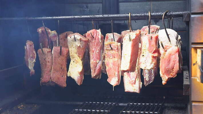 전통 조각 부분 건조 도마 매달리기 종류 육류 돼지고기 요리 사람없음 식사 신선 연기 맛 그릴 기름 상품 먹기 준비 유기농 햄 날것 베이컨 훈제 단백질 절임 해로움 핸드메이드 맛있는 프로슈토 4K MOV 해외동영상 클립영상 웰빙 음식 컨셉 식재료 모션 주방용품 동영상 영양소 파일형식