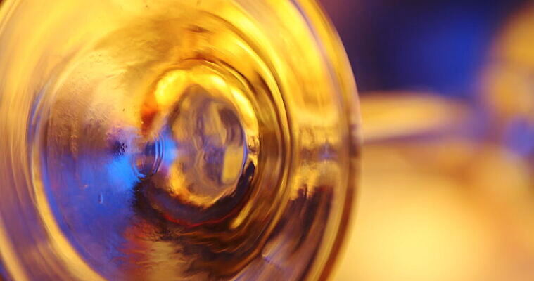 디자인 컬러 백그라운드 패턴 유리 추상 조명 미술 사람없음 장식 물 빛 뷰티 반사 노란색 디지털 젖음 추위 물방울 소프트포커스 브레이크 크리스탈 빗방울 질감 다이아몬드 유리그릇 블러 블러효과 새기다 인공 비어있는 4K MOV 해외동영상 클립영상 자연요소 그릇 무늬 재질 문화예술 촬영기법 비_날씨 광석 보석 동영상 파일형식 효과