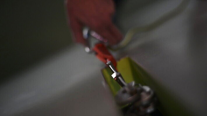 백인 독일 실내 한명 안전 취미 사람없음 준비 다듬기 뮌헨 삽입 바이에른 MOV 해외동영상 클립영상 서양인 1 유럽 모션 사람 내부 동영상 파일형식