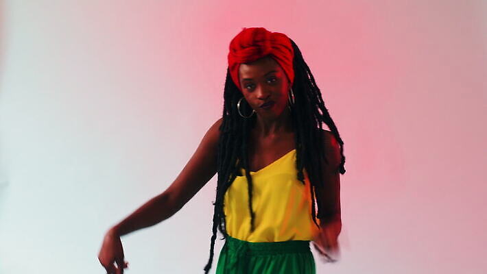 스튜디오촬영 라이프스타일 웰빙 여자 음악 청소년 미소 웃음 두명 10대 빨간색 활발 연주자 댄서 신선 유머 정상 터번 성인여자만 4K MOV 해외동영상 클립영상 직업 감정 컬러 컨셉 문화예술 실내 표정 사람 생활 음악가 머리장식 동영상 여자만 성인만 파일형식