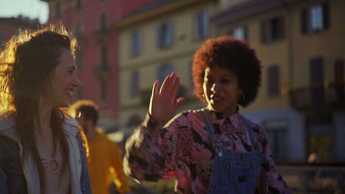 백인 라이프스타일 여자 관계 청소년 날씨 함께함 대화 미소 손짓 20대 야외 두명 캐주얼 유행 걷기 일몰 이탈리아 우정 도시 시티라이프 밀라노 성인여자만 힙스터 혼혈 남유럽 4K 트래킹숏 MOV 해외동영상 클립영상 서양인 옷 패션 유럽 컨셉 모션 촬영기법 표정 말하기 사람 청년 생활 친구 노을 다문화 동영상 여자만 성인만 파일형식