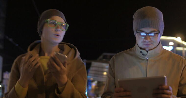 백인 커플 감정 2 모바일 거리 세포 말하기 대화 미소 사람 사람없음 야외 스마트폰 핸드폰 컴퓨터 터치패드 알약 스크린 산책 터치 흰색 도시 저녁 휴대용 타운 패드 에스토니아 4K MOV 해외동영상 클립영상 서양인 유럽 컬러 관계 모션 휴식 표정 전자제품 스마트기기 약 야간 오브젝트 동영상 파일형식