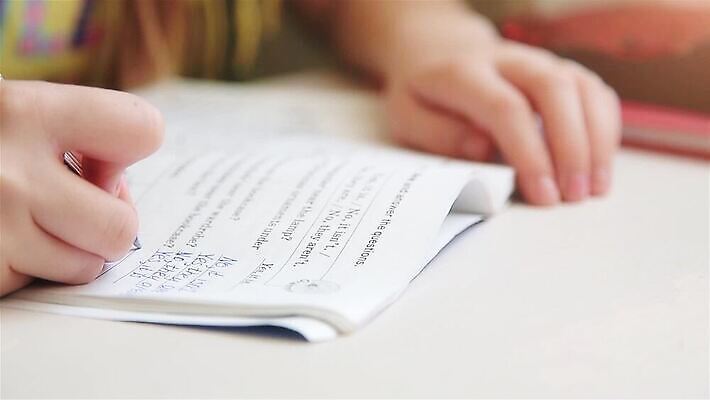 손 영어 교육 어린이 남학생 텍스트 교실 학교 탁자 수업 주택 앉기 사람없음 책 학습 방 흰색 기록 연습 그림 개발 문해 MOV 해외동영상 클립영상 문자 학생 남자 컬러 가구 모션 사람 건물 신체부위 동영상 파일형식