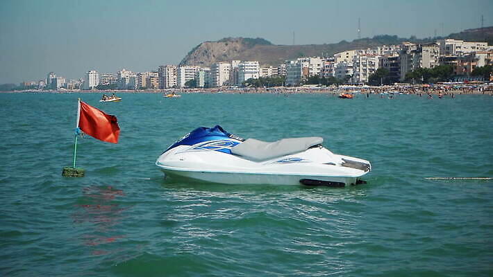 라이프스타일 스포츠 파도 바다 하늘색 휴가 스키 항해 사람없음 야외 물 파란색 모래사장 자전거 스쿠터 흰색 보트 승차 속도 제트기 모터 알바니아 4K MOV 해외동영상 클립영상 자연요소 컬러 배_교통 모션 겨울스포츠 비행기 생활 바이크 오토바이 동영상 파일형식 남유럽