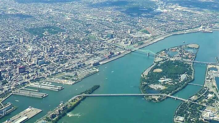 섬 여행 캐나다 안테나 사람없음 건물 강 비행 도시 고속도로 도심 고도 도착 포트 몬트리올 동영상 빛망울 HD MP4 해외동영상 클립영상 건축물 도로 북아메리카 통신 빛 파일형식