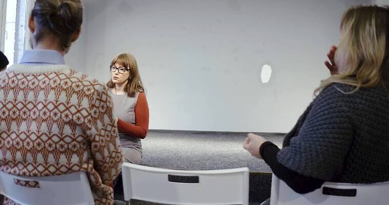 협력 건강 대화 사람 앉기 여러명 듣기 알코올 원형 그룹 토론 상담 커뮤니티 테라피 중독 마약 정신과의사 조언 지원 회원 남용 중독자 안락 4K MP4 해외동영상 카운슬러 클립영상 도형 다수 컨셉 모션 말하기 뷰티 의사 상담원 동영상 파일형식