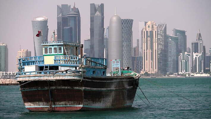 전통 문화 바다 여행 비즈니스 건축양식 낚시 항해 사람없음 건물 목재 탑 항구 고층빌딩 도시 만 보트 역사 재산 도심 중앙 정박 함선 아라비아 포트 카타르 동쪽 스카이라인 랜드마크 수도권 아랍어 4K MOV 해외동영상 클립영상 나무 건축물 건축 배_교통 재료 중동 교통시설 레저 빌딩 금융 방향 지역 동영상 파일형식