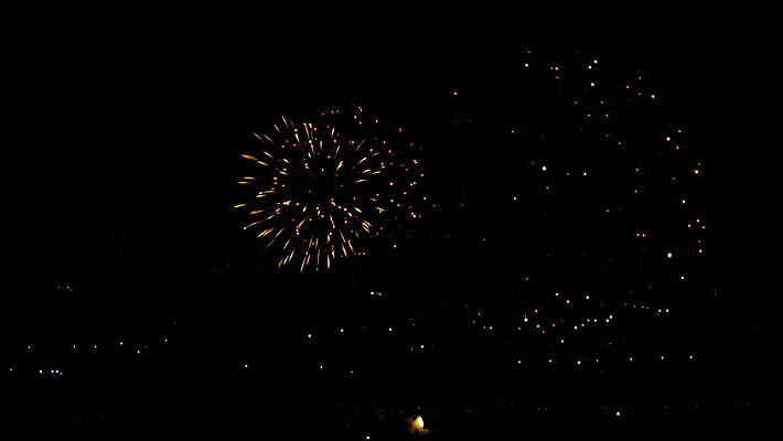 행복 컬러 백그라운드 하늘 불 추상 휴가 새로움 기념 폭죽 사람없음 빨간색 빛 컬러풀 노란색 파티 검은색 축제 어둠 흰색 축하 도시 업무 야간 저녁 폭발 연도 7월 4K MOV 해외동영상 클립영상 자연요소 감정 컨셉 무늬 이벤트 작업 날짜 동영상 파일형식