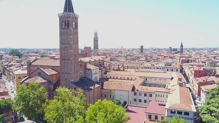 유럽 문화 건축양식 하늘 지붕 거리 주택 안테나 파노라마 풍경 사람없음 강 도시풍경 교회 탑 이탈리아 새벽 도시 센터 중세 역사 도심 옥상 타운 동영상 항공촬영 구시가지 드론 랜드마크 로마인 바실리카 베로나 옛날 조감도 수평선 4K MOV 해외동영상 클립영상 자연요소 건축물 건축 나라 뷰포인트 통신 종교건축 촬영기법 인종 건물 파일형식