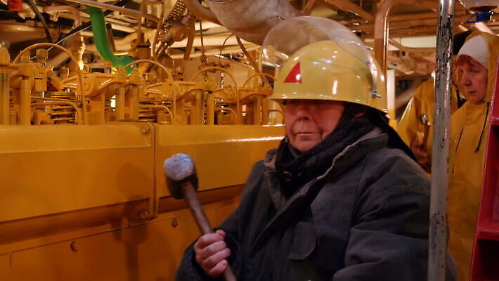 백인 직업 여자 노년 산업 바다 포즈 컨셉 유니폼 항해 여러명 성인 사무실 기계 장비 운전 화물 잡기 업무 오픈 보트 수리 승무원 회전 객실 선원 엔진 네비게이션 유지 제어 MOV 해외동영상 클립영상 서양인 옷 다수 배_교통 비즈니스 모션 사람 운송업 작업 동영상 파일형식