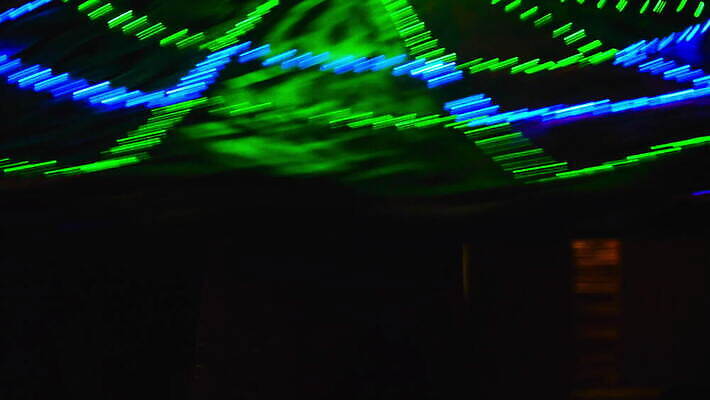 전통 옷 남자 선 음악 백그라운드 이동 컨셉 모션 추상 미술 사람 사람없음 빨간색 초록색 파란색 빛 치마 파티 어둠 공연 댄서 에너지 춤 발표 야간 전자 네온 쇼 다이오드 리듬 인기 전국 스타일 주도 4K MOV 튀르키예 해외동영상 클립영상 자연요소 직업 아시아 컬러 무늬 하의 문화예술 이벤트 예절 동영상 파일형식