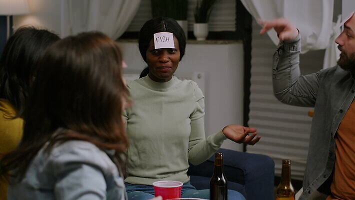 라이프스타일 행복 거실 모션 놀이 협력 주택 맥주 함께함 대화 미소 웃음 사람 사람없음 친구 소파 우정 기쁨 모임 마시기 게임 그룹 저녁 주말 다인종 다민족 어려움 이마 흥미 사교적 4K MOV 해외동영상 클립영상 감정 컨셉 의자 관계 주류 표정 말하기 인종 건물 생활 밤 야간 동영상 파일형식