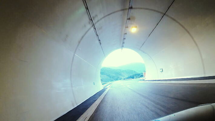 공공시설 도로 선 여행 백그라운드 이동 곡선 건축양식 교통시설 모션 자동차 출입구 사람없음 빛 일출 어둠 일몰 운전 도시 고속도로 터널 아스팔트 속도 지하 종료 루트 방법 선로 자동 1인칭시점 비어있는 4K MOV 해외동영상 클립영상 시선 건축 길 육상교통 교통 컨셉 노을 시설 동영상 파일형식