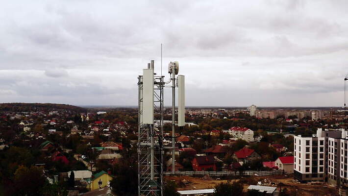 산업 백그라운드 통신 지붕 미래 안테나 사람없음 건물 스마트폰 글로벌 탑 디지털 고층빌딩 힘 장비 인공위성 과학기술 도시 악단 네트워크 역 무선전화기 수화기 서비스 라디오 신호 전자 방송 전염 시스템 세대 방사선 송신기 셀룰러 4G 4K MOV 해외동영상 클립영상 건축물 음악 컨셉 교통시설 기술 IT 빌딩 전자제품 핸드폰 스마트기기 질병 전화기 감염 동영상 파일형식