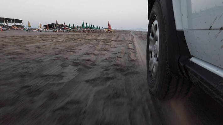 모래 바다 여행 우산 자동차 자연 휴가 사람없음 야외 햇빛 일몰 운전 침대 바퀴 저녁 타이어 알바니아 4K MOV 해외동영상 클립영상 육상교통 가구 모션 태양 노을 야간 생태계 동영상 파일형식 남유럽