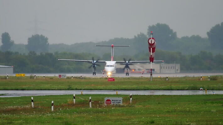 계절 여행 날개 비즈니스 교통시설 아침 비행기 사람없음 빨간색 젖음 안개 흰색 공항 항공 활주로 제트기 승객 엔진 대패 지상주행 유도로 MOV 해외동영상 클립영상 주간 길 컬러 교통 항공교통 날씨 대중교통 시설 동영상 파일형식