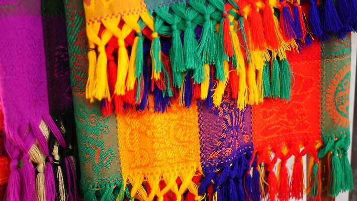 전통 상징 무지개 패턴 멕시코 경사 사람없음 장식 컬러풀 유행 축제 미국 줄무늬 직물 원주민 클래식 담요 라틴아메리카 천 심볼 질감 기념품 히스패닉 짜임 솜브레로 양모 구식 페루 핸드메이드 스타일 4K MP4 해외동영상 클립영상 자연요소 모자_잡화 컬러 컨셉 북아메리카 무늬 아메리카 남아메리카 아프리카인 전통의상 오브젝트 동영상 파일형식