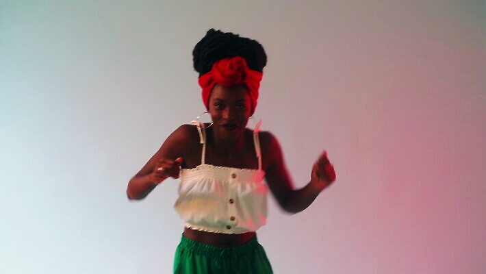 스튜디오촬영 라이프스타일 웰빙 여자 음악 청소년 미소 웃음 두명 10대 빨간색 활발 연주자 댄서 신선 유머 정상 터번 성인여자만 MOV 해외동영상 클립영상 직업 감정 컬러 컨셉 문화예술 실내 표정 사람 생활 음악가 머리장식 동영상 여자만 성인만 파일형식