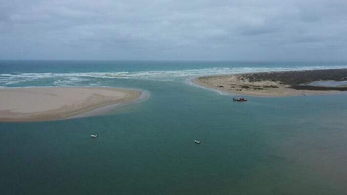 구름 산업 모래 파도 바다 잎 자연 하늘 안테나 풍경 사람없음 야외 초록색 물 파란색 강 갈색 환경 보트 콘센트 호주 전기에너지 드론 주입구 해일 4K MP4 해외동영상 클립영상 자연요소 식물 컬러 배_교통 통신 에너지 오세아니아 자연재해 생태계 동영상 파일형식