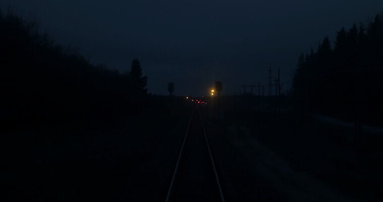 산업 선 여행 교통시설 모션 전등 거리 풍경 사람없음 달리기 어둠 기찻길 기차 화물 시골 승차 저녁 속도 신호 트랙 바둑 일반 방법 선로 4K MOV 해외동영상 클립영상 육상교통 교통 놀이 조명 대중교통 운송업 야간 시설 동영상 파일형식