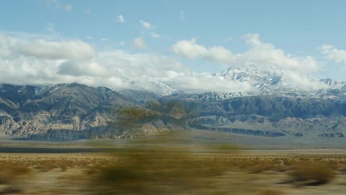 구름 여행 창문 자동차 자연 산 항해 풍경 사람없음 옆모습 여름 미국 운전 사막 자유 고속도로 황무지 분위기 땅 탈출 지역 승객 가뭄 안심 감탄 웅장함 자동 지질학 수평선 1인칭시점 4K 건조기후 MP4 해외동영상 클립영상 자연요소 시선 계절 교육 도로 육상교통 뷰포인트 컨셉 북아메리카 배_교통 모션 날씨 육류 생태계 동영상 파일형식