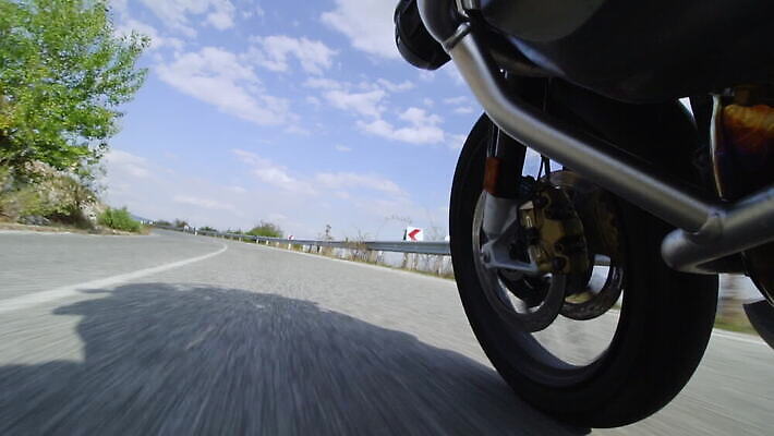 라이프스타일 도로 여행 교통시설 모션 거리 사람없음 야외 금속 자전거 힘 운전 자유 오토바이 시골 바퀴 승차 묘사 속도 순환 느림 모터 라이더 바이크레이서 MOV 해외동영상 클립영상 길 교통 컨셉 재질 생활 바이크 시설 동영상 파일형식