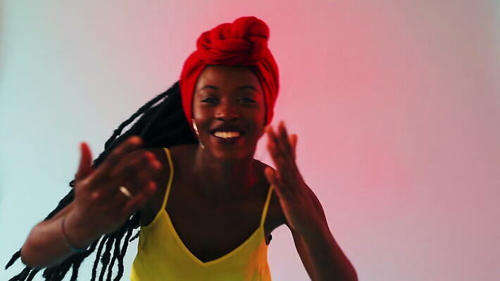 스튜디오촬영 라이프스타일 웰빙 여자 음악 청소년 미소 웃음 두명 10대 빨간색 활발 연주자 댄서 신선 유머 정상 터번 성인여자만 MOV 해외동영상 클립영상 직업 감정 컬러 컨셉 문화예술 실내 표정 사람 생활 음악가 머리장식 동영상 여자만 성인만 파일형식